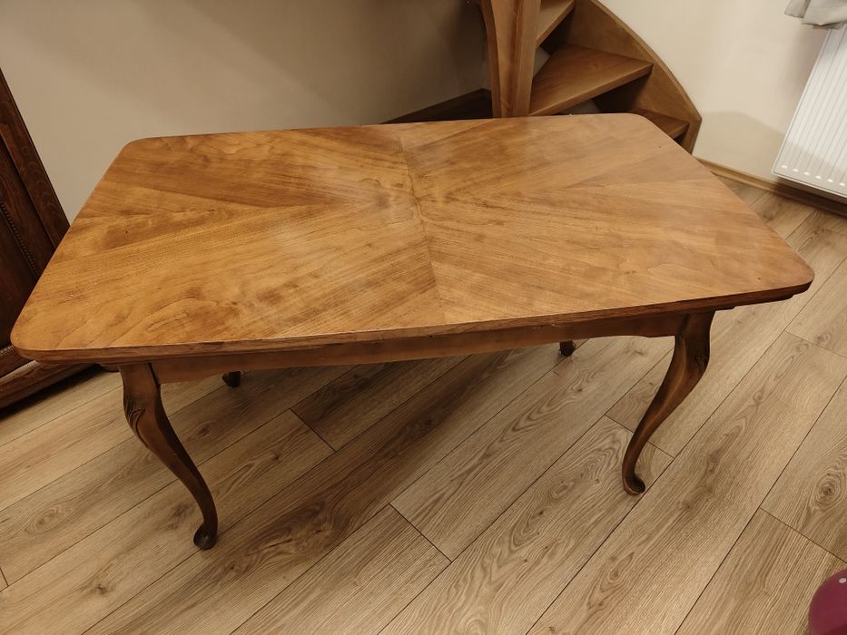 Stylowy drewniany stół – klasyczny, solidny