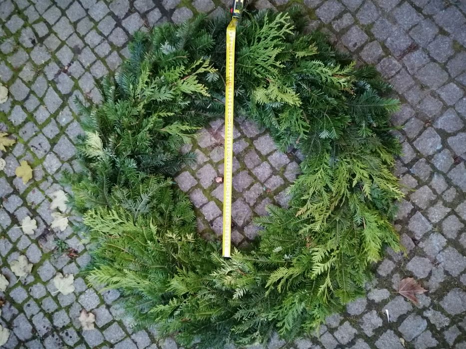Wianek, wieniec, podkład słomiany z żywym, świeżym igliwiem 100cm