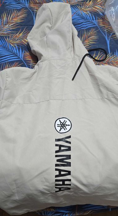 Jaqueta  creme com capuz da marca yamaha