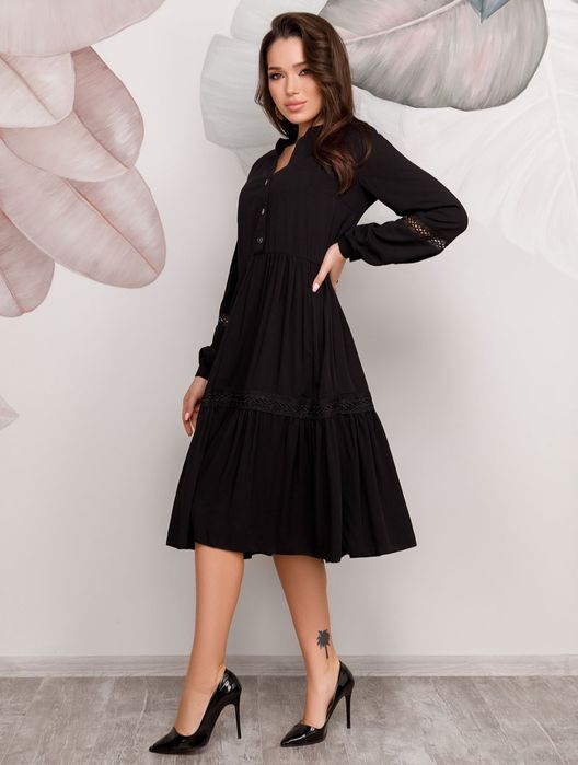 Чорна котонова сукня з гудзиками і мереживом