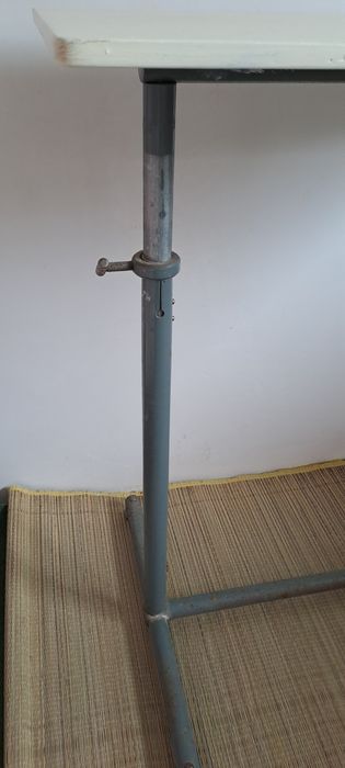 Mesa de apoio regulável
Altura maxima 94cm
Altura mínima 65cm
Tampo 40