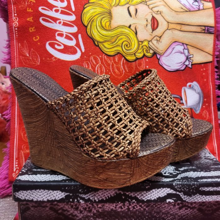 Плетенные босоножки на платформах