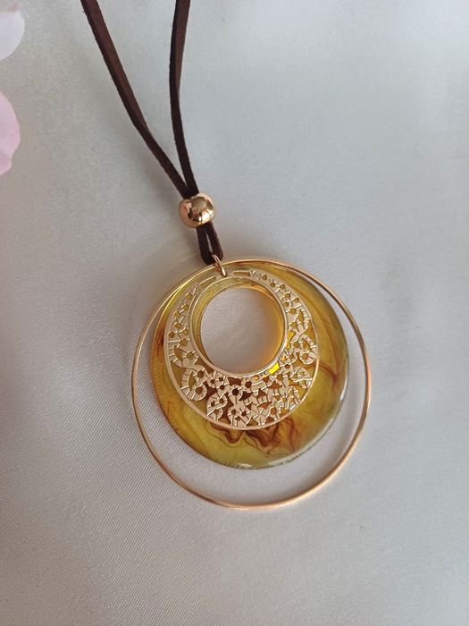 Naszyjnik na rzemyku- Bursztynowe koło