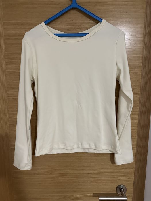 blusa nova muito quentinha na cor bege.