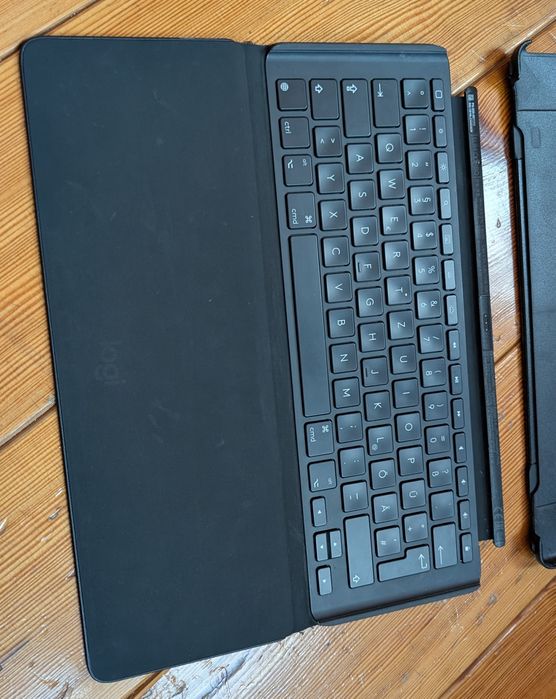 Etui z klawiaturą podswietlaną  LOGITECH SLIM COMBO IPAD PRO 12.9