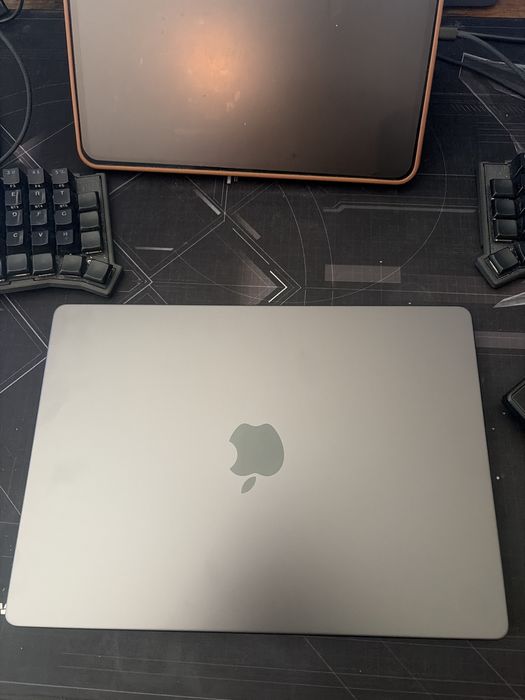 MacBook Pro M5 16RAM + 1TB SSD, 14”