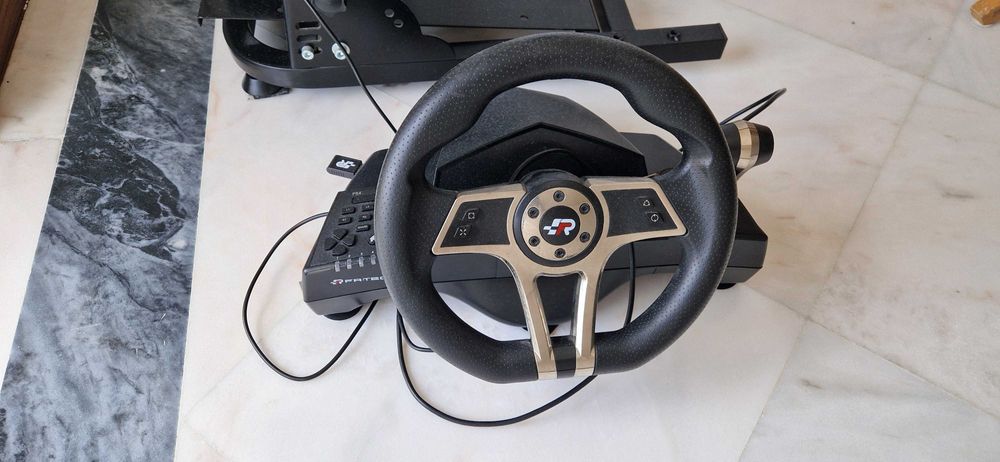 Volante PS4 e cockpit, em conjunto ou separado