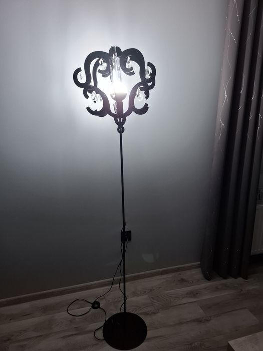 Lampa stojąca do salonu.