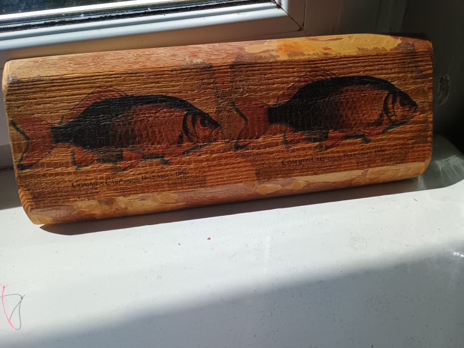 Ozdoba z drewna z rybami