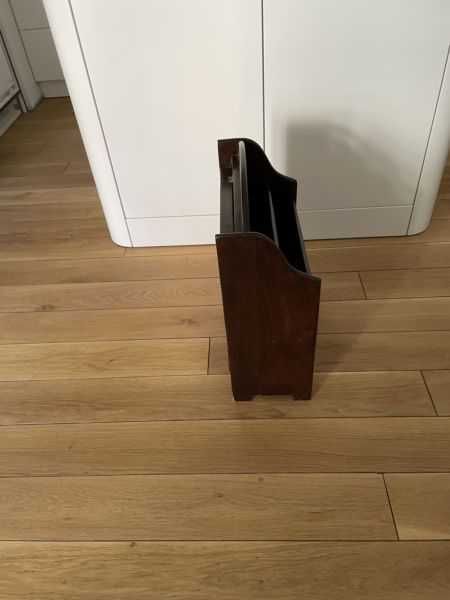 Gazetownik z podstawką