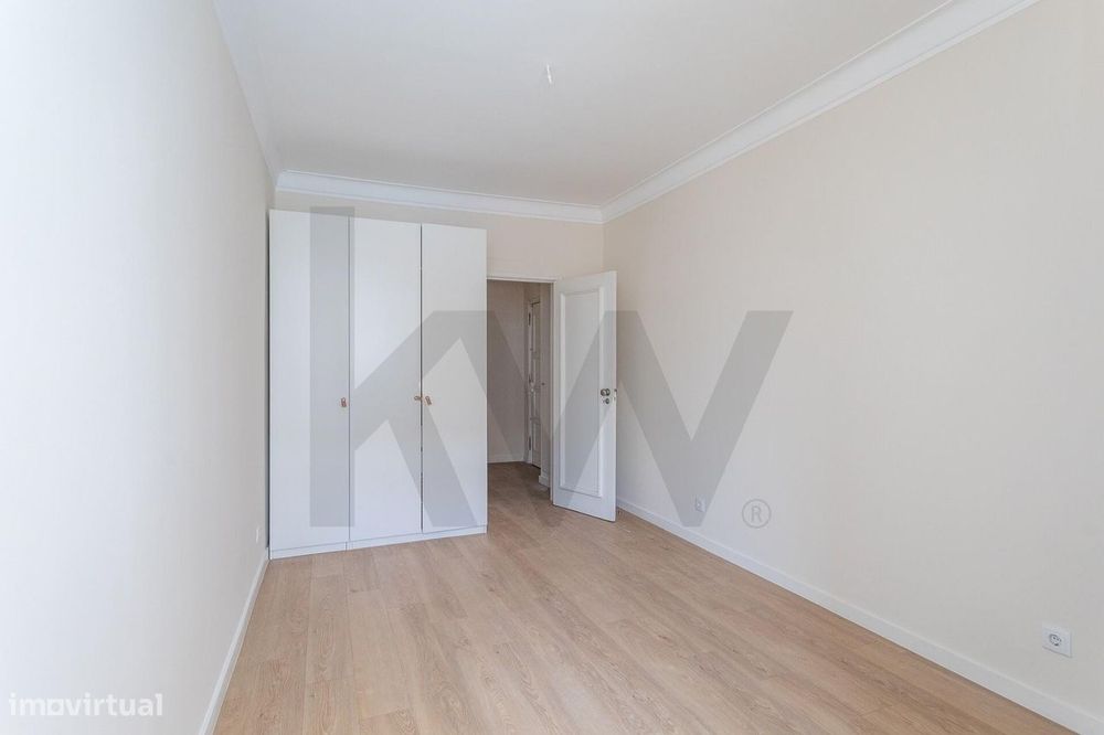 T2 renovado com varanda na Estrela | 2.300€/mês