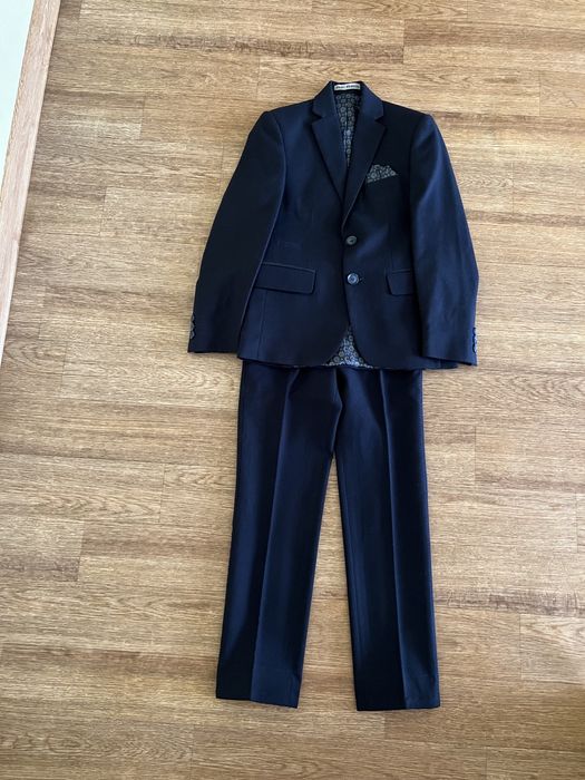 Продам школьный костюм р.28