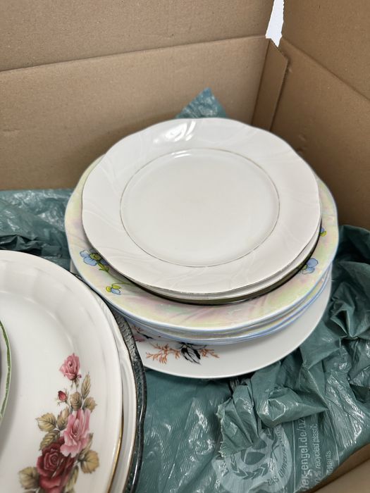 Zestaw talerzy + dzbanek + pojemnik na żywność