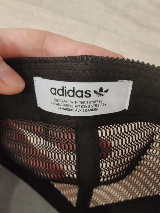 Продам оригинальную кепку Adidas originals curved trucker