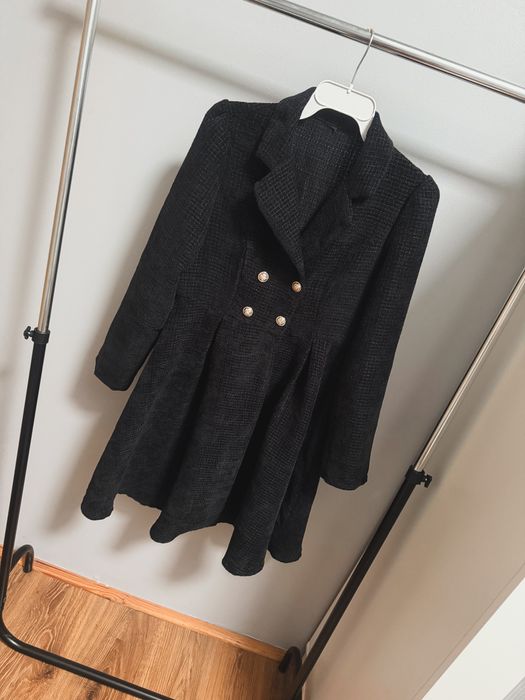 Rozkloszowany damski płaszczyk L