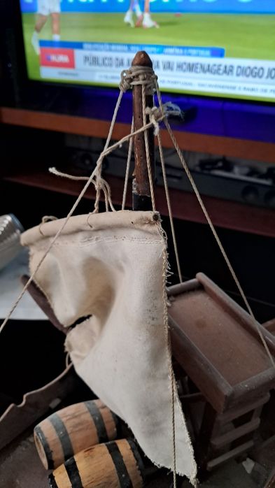 Barco artesanal tipo rebelo com pipas