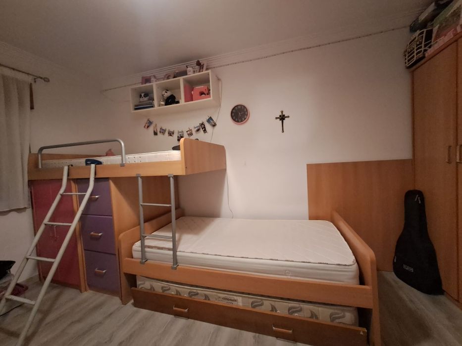 Conjunto três camas c/ colchão + móvel arrumação: 550€ 

Camas individ