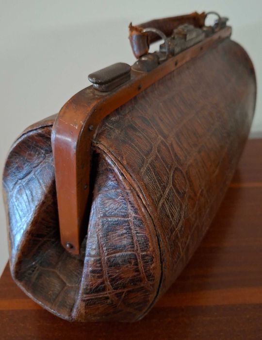 Mala antiga de médico em pele