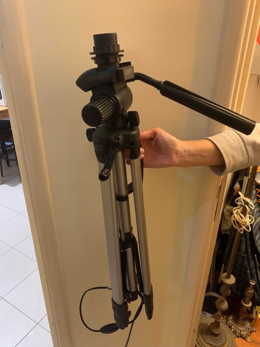 Tripé electrificado para candeeiro