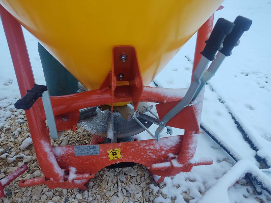 Nowy desing - 6 łopatek rozsiewających z regulacją 4-24 rozsiewacz