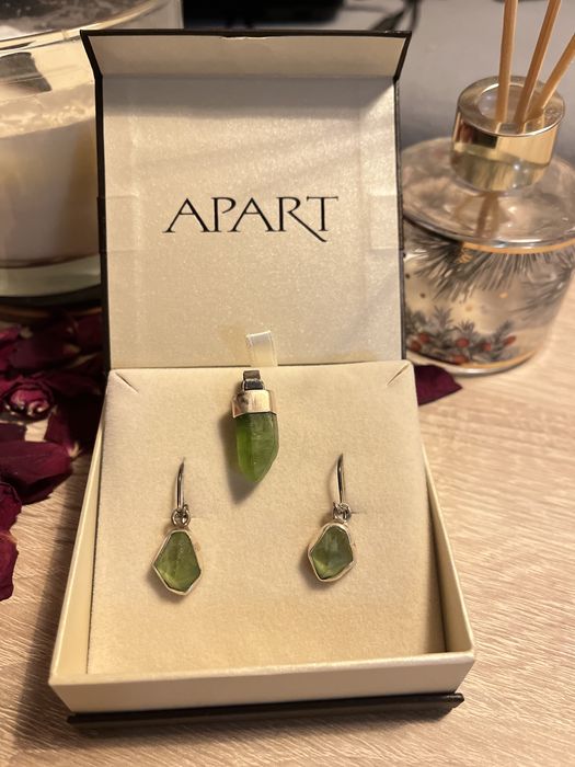 Zestaw srebrnych kolczyków z zawieszką z zielonym kwarcem