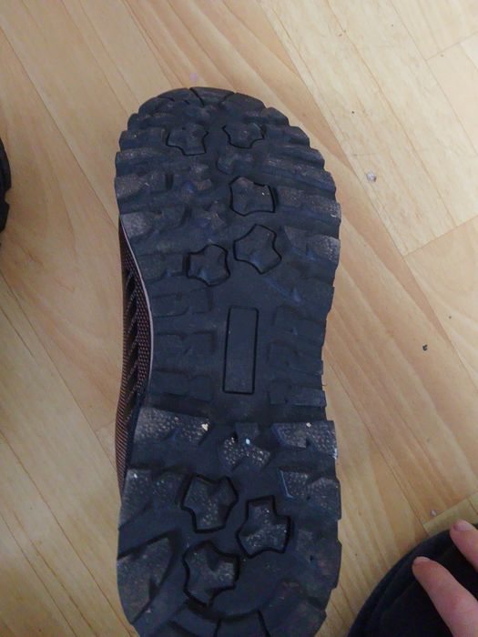 Продам черевики весняні