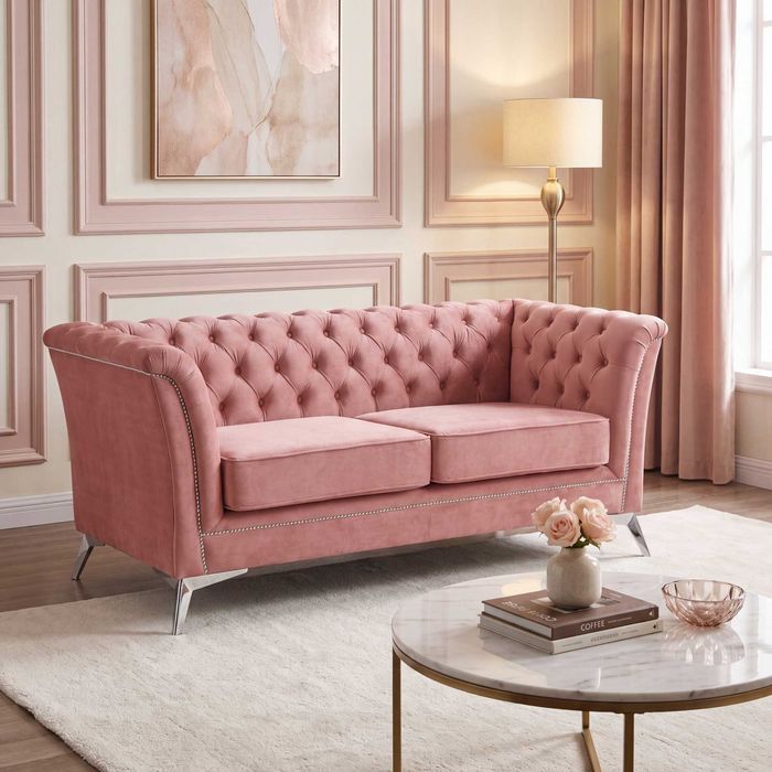 Sofa dwuosobowa, różowa na wysokich srebrnych nogach Hasso Bis