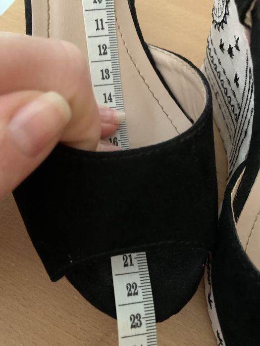 Sandałki na koturnach