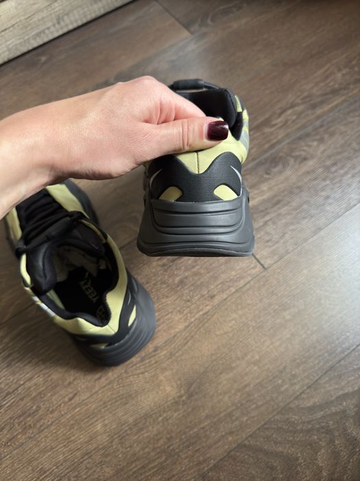 Кросівки Adidas Yeezy Boost 700 Mnvn Resin жіночі