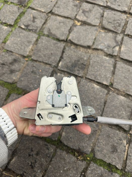 Замок багажника Tesla X