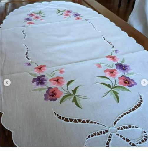 Amor Perfeito - Naperon bordado à mão a matiz - Medidas de 90x45 cm