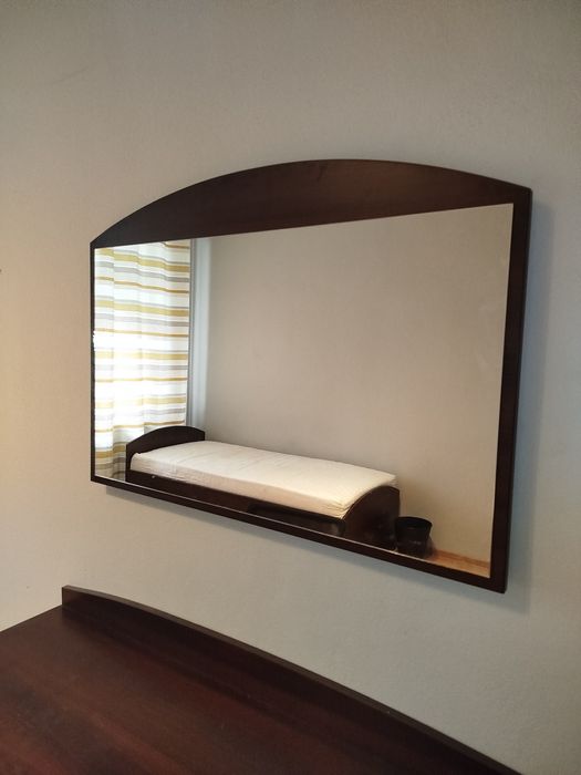 Duże lustro w ramie