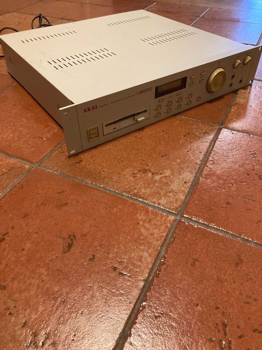 Akai S2000 stereo sampler