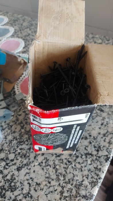 Vendo estas 2 caixas com estes artigos  por não estar a usar
