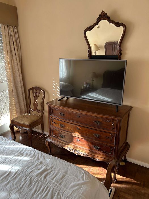 Mobília de quarto  (inclui cama de casal, espelho , cadeira , comoda e roupeiro)