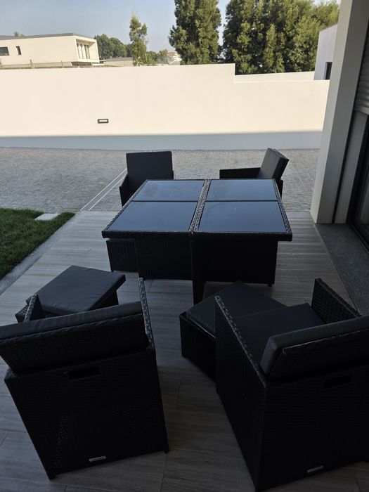 Conjunto de mesa de exterior com tampos em vidro 4 cadeiras e 4 puffs