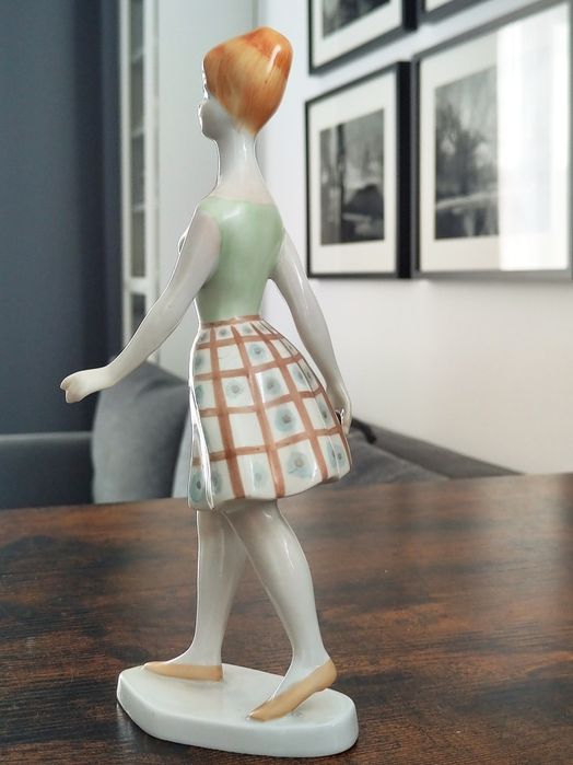 Figurka Modystka blondynka w spódnicy, Hollohaza, lata 60, 24 cm