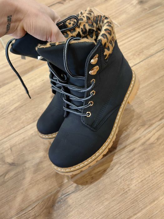 Жіноче зимове взуття ботфорди угги черевики