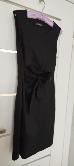 Czarna, taliowana sukienka ESPRIT midi