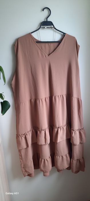 Duża sukienka karmelowa falbany oversize Plus Size
