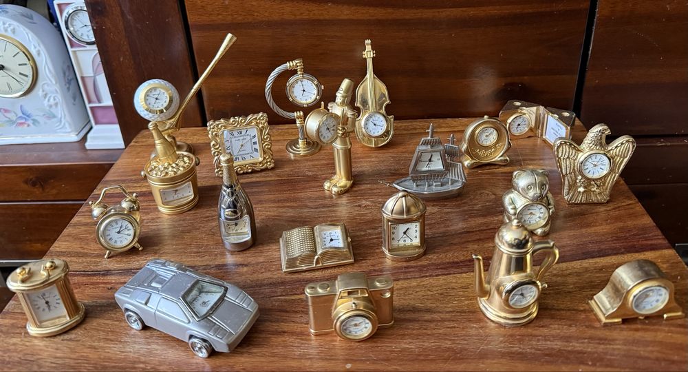 Kolekcja 110 miniaturowych zegarków kolekcjonerskich