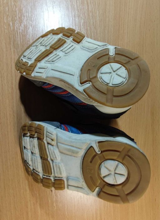 Продажа детских кроссовок р. 21