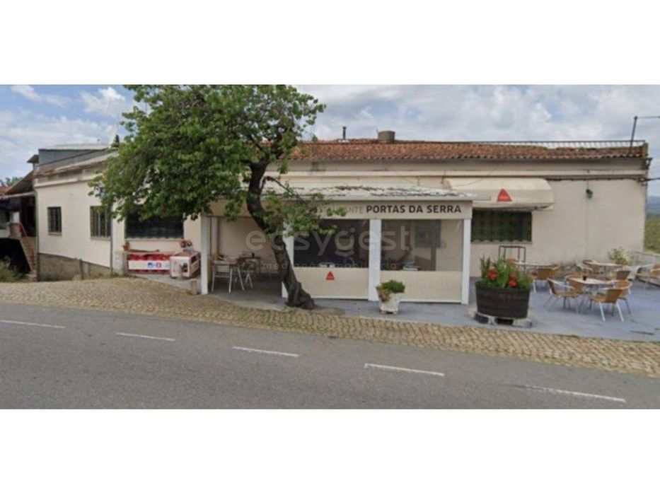 Moradia com estabelecimento comercial em Salgueiro do Campo