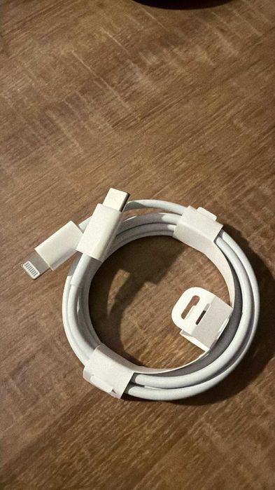 iPhone 11 wraz z oryginalnym kablem do ładowania