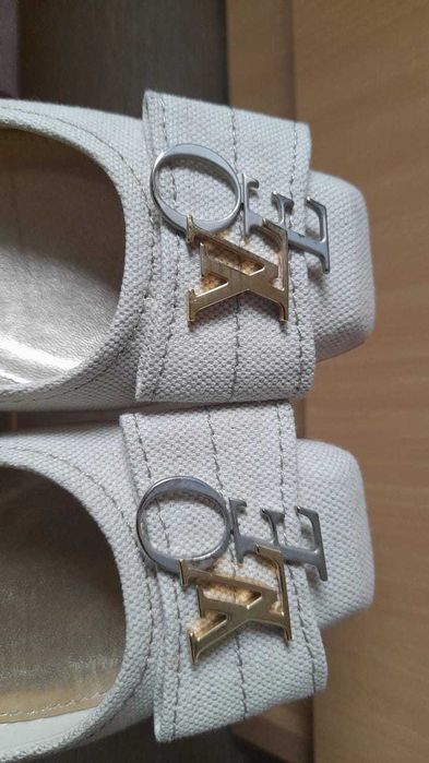 Sabrinas Brancas Louis Vuitton detalhes dourados