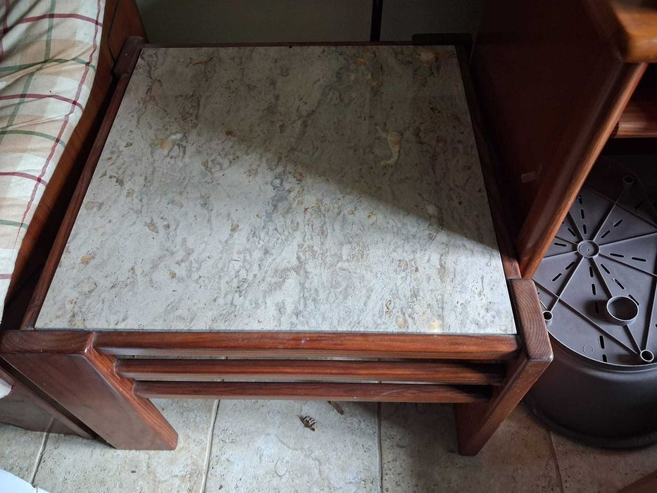 mesa de apoio com tampo em mármore