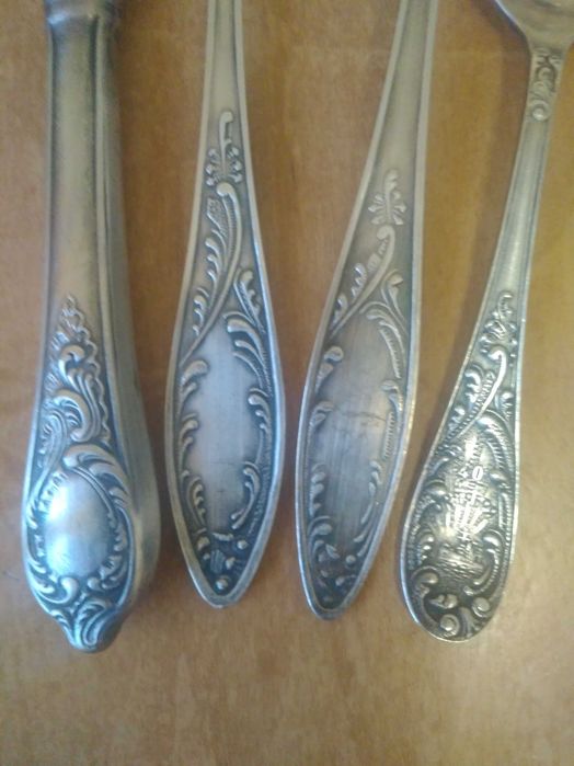Антикварный мельхиоровый набор столовых приборов: ложки ножи вилки