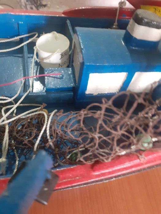 Barco peça única para colecionadores . em madeira trabalhada.