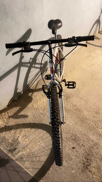 Bicicleta de montanha branca
