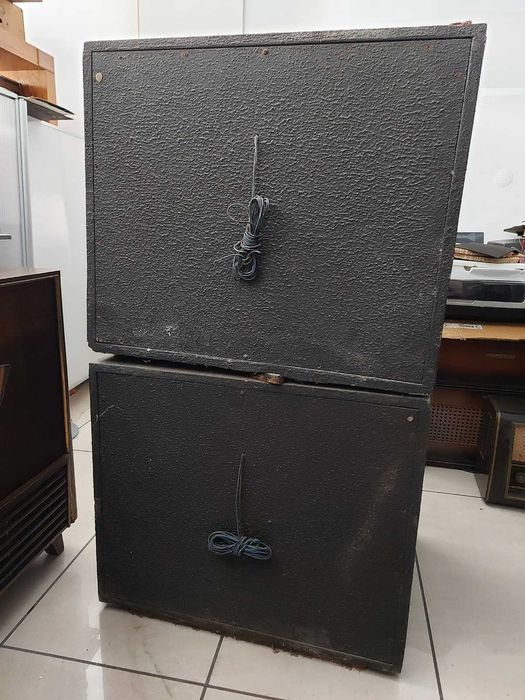 2 Caixas de Subwoofer com Altifalantes JBL em Ótimo Estado